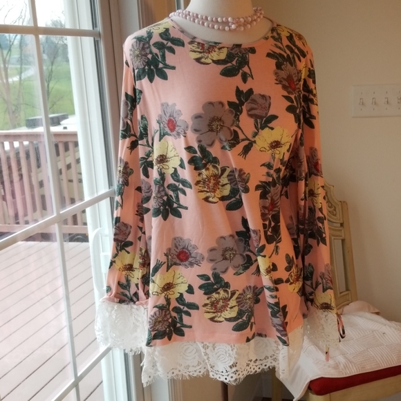 🐼Fall Sale- Suzanne Betro Floral Lace Trim Top - Picture 2 of 8